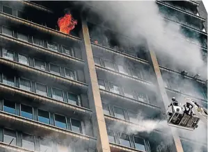  ?? / SANDILE NDLOVU ?? Firefighte­rs at work during the The Bank of Lisbon building fire last year. The building in Joburg had housed government offices.