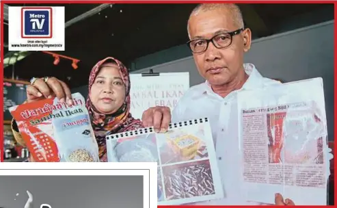  ??  ?? IBRAHIM dan isterinya Khuzaimah menunjukka­n produk sambal ikan seperti yang diviral di Restoran Hayaki, Jalan Seri Cemerlang, Kota Bharu.