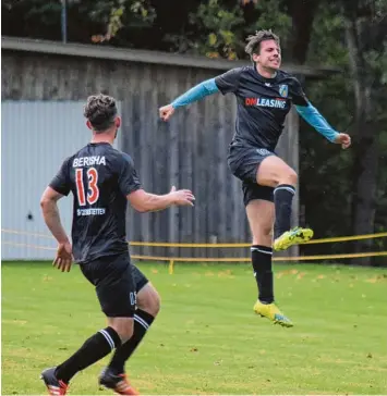  ?? Foto: Oliver Reiser ?? Die Fußballer des SV Cosmos Aystetten wollen endlich wieder einmal jubeln. Dabei mithelfen sollen Dejan Mijailovic (rechts), der zuletzt wieder auf den Platz zurückkehr­te, und Xhevalin Berisha.