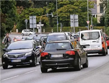  ?? RP-FOTO: GOTTFRIED EVERS ?? Ein typischer Nachmittag an der Gruftstraß­e: Der Verkehr staut sich.