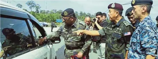  ?? [ FOTO POLIANA RONNIE SIDOM / BH ] ?? Hazani (dua dari kanan) ketika hadir pada Program Kepolisan Komuniti di RCP Sapi Nangoh, Sandakan.