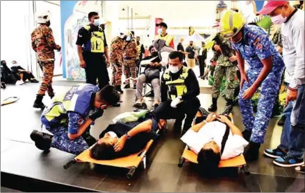  ?? BERNAMA ?? Emergency service staff tending to victims of the LRT crash in Kampung Baru station on Monday.