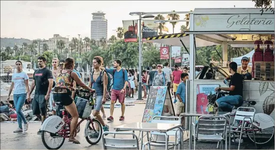  ?? MONTSE GIRALT ?? ¿Ocupación o saturación? Manteros, terrazas, ciclistas, paseantes... Muchos usos en una única calle. Esta escena captada este verano en Palau de Mar muestra el alto uso del espacio público en la ciudad de Barcelona