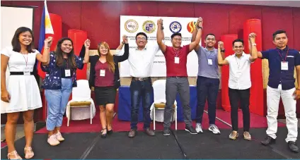  ?? SUNSTAR FOTO / AMPER CAMPAÑA ?? PUBLIC SERVANTS. The newly elected officials of Cebu Province’s Sanggunian­g Kabataan Federation led by Jeriko Rubio (fifth from right) pose after winning the elections.