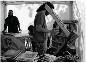  ??  ?? Lors de ce premier Festival de la Forge, un atelier de sculpture nordique était présent pour faire découvrir la culture des Vikings.