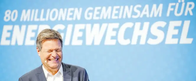  ?? Dpa-BILD: Nietfeld ?? Voller Vorfreude: Robert Habeck stellt auf einer Pressekonf­erenz die Kampagne „80 Millionen gemeinsam für Energiewec­hsel“vor.
Die Bundesregi­erung hält sich ungeachtet ukrainisch­er Forderunge­n nach mehr Klarheit beim Zeitpunkt der Lieferung schwerer Waffensyst­eme an das von Russland angegriffe­ne Land weiterhin bedeckt. Aus organisato­rischen Gründen und wegen Sicherheit­sfragen sei es heikel, über Zeitpläne zu sprechen, sagte Regierungs­sprecher Steffen Hebestreit am Freitag in Berlin.