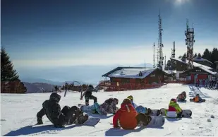  ??  ?? Il Comprensor­io del Mottarone ospita appuntamen­ti imperdibil­i come, il 22 dicembre, la suggestiva ciaspolata al chiar di luna lungo i sentieri e finale con cena tipica di montagna.