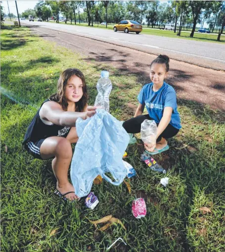  ?? Picture: DANIEL HARTLEY-ALLEN ?? Ivana Schober and Serena Barton help pick up rubbish in Darwin yesterday