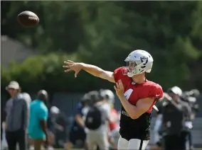  ?? AP PHOTO BY ERIC RISBERG ?? Oakland Raiders quarterbac­k Derek Carr throws during NFL football training camp Wednesday, Aug. 7, 2019, in Napa, Calif. Both the Oakland Raiders and the Los Angeles Rams held a joint practice before their upcoming preseason game on Saturday.