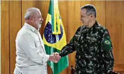  ?? Ricardo Stuckert/Divulgação ?? O presidente Lula cumpriment­a o general Tomás Paiva, novo comandante do Exército, em Brasília