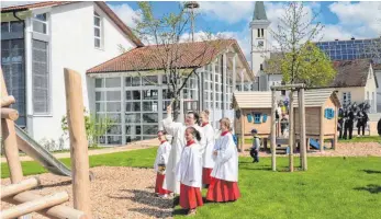  ?? FOTO: KLAUS FLAD ?? Der neue Spielplatz erhält seinen kirchliche­n Segen.