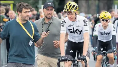  ??  ?? SIN PROBLEMAS. Tras la caída, Froome pudo llegar sin problemas en el pelotón.