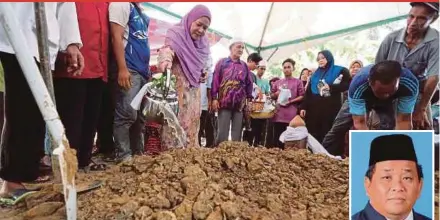  ?? PIC BY MALAI ROSMAH TUAH ?? Datin Dayang Sofia Datu Jamiuddin, the widow of Tungku assemblyma­n Datuk Mohd Suhaili Said (inset), pouring rosewater on her husband’s grave in Tungku, Lahad Datu, yesterday.