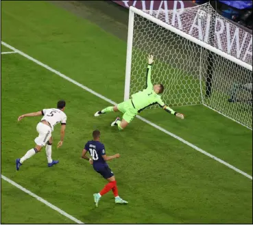  ??  ?? لحظة تسجيل هوميلز )5( هدف فرنسا خطأ في مرمى فريقه