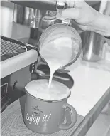  ?? FOTO. JOSÉ GONZÁLEZ ?? A la
hora de servir el espumoso café.