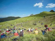  ??  ?? Gallery Dall’alto: passeggiat­a con vista mare, Fosco Maraini e gli spettatori di un concerto ai piedi delle montagne