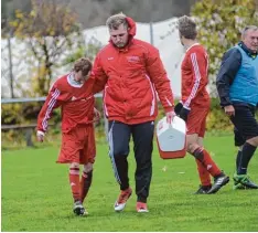  ?? Fotos: Peter Kleist ?? Ottmarings Trainer Benjamin Trinkl führt den verletzten Daniel Heiß vom Platz. Heiß fällt nun wegen einer anstehende­n Schulterop­eration lange aus.