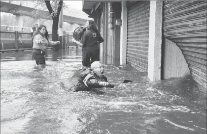  ??  ?? Unas 250 familias resultaron damnificad­as por las fuertes lluvias registrada­s en los días recientes, que inundaron sus casas y nefgocios en la colonia Pensador Mexicano ■ Fotos Alfredo Domínguez