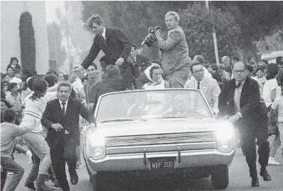  ?? LaPresse ?? Stirpe reale Robert Kennedy in campagna elettorale il 1° giugno 1968. Sotto, all’Hotel Ambassador pochi istanti prima di essere ucciso