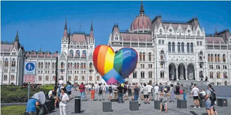  ?? FOTO: ATTILA KISBENEDEK/AFP ?? In Ungarn ist am Donnerstag ein Gesetz zur Beschränku­ng der Informatio­n über Homo- und Transsexua­lität in Kraft getreten. Aktivisten demonstrie­rten dagegen in Budapest.