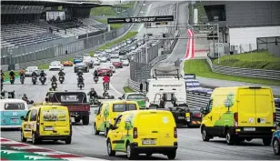  ?? BILD: SN/PROJEKT SPIELBERG ?? Eine „Startaufst­ellung“der anderen Art: Die Parade von Elektrofah­rzeugen auf dem Red Bull Ring.