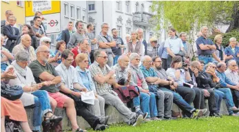  ?? FOTOS: CG ?? Rund hundert Zuhörer kommen am Mittwochab­end zur Diskussion über den Donau-Abstau ans Golem.