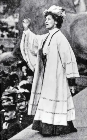  ?? BILD: SN/APA/AFP ?? Emmeline Pankhurst, Mitbegründ­erin der britischen Suffragett­en, hielt ihre berühmtest­e Rede am Trafalgar Square in London 1908.