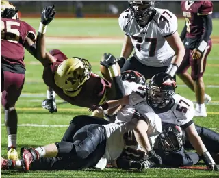  ?? BEN HASTY — READING EAGLE ?? Gov. Mifflin’s Nick Singleton scores a second-quarter touchdown against Warwick.