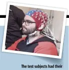  ??  ?? The test subjects had their brain activity measured by means of EEG, as they were observing faces in the display.