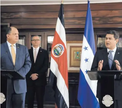  ?? MAYELA LÓPEZ ?? El mandatario Luis Guillermo Solís recibió este martes a su homólogo hondureño, Juan Orlando Hernández. Ambos anunciaron el posible retorno de Costa Rica al SICA antes del fin de junio.