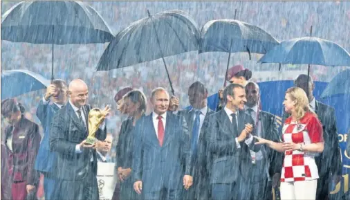  ??  ?? CEREMONIA FINAL. Infantino, presidente de la FIFA, el presidente de Rusia, el de Francia y la presidenta de Croacia aplauden a los jugadores.