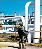  ??  ?? El Ejército mantiene la vigilancia en las instalacio­nes de Pemex/CORTESÍA