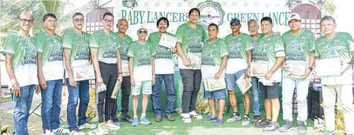  ?? PHOTO COURTESY OF THE VISAYANIAN PUBLICATIO­N ?? UV hardcourt legends take centerstag­e in the Green Lancers’ Grand Reunion recently at the Chiong’s residence in Naga City.