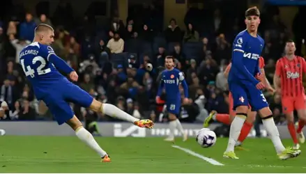  ?? AFP/VNA Photo ?? ICING ON THE CAKE: Chelsea's defender Al e Gilchrist shoots to score their sixth goal during the English Premier League football match between Chelsea and Everton at Stamford Bridge in London on Monday.