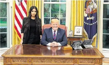  ?? TWITTER ?? Donald Trump diskutiert­e mit Kim Kardashian im Weissen Haus über eine Gefängnisr­eform.