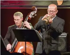  ?? Foto: Eric Zwang Eriksson ?? Mit vielen berühmten Musikern spielte der Trompeter Eddie Henderson schon zusam men. In Augsburg war er beim Internatio­nalen Jazzsommer nun mit dem Trio von Christian Stock (links) zu erleben.