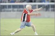  ?? JOSIE LEPE — BAY AREA NEWS GROUP FILE ?? Profession­al cheerleade­r “Krazy George” Henderson leads the crowd with a chant before the San Jose Earthquake­s’ soccer match against the visiting Philadelph­ia Union on Sept. 5, 2015.