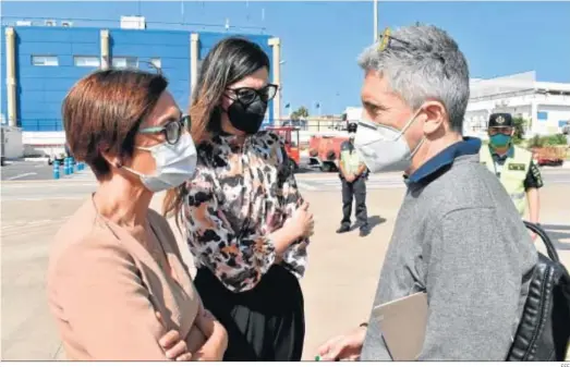  ?? EFE ?? Fernando Grande-Marlaska conversa con la directora general de la Guardia Civil, María Gámez (izqda.), y la delegada del Gobierno en Melilla, Sabrina Moh Abdelkader.