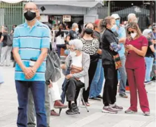  ?? // REUTERS ?? Un grupo de personas esperan el momento de ser vacunados