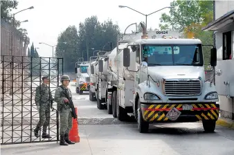  ?? /ERNESTO MUÑOZ ?? Hace un año, desde su salida, las pipas con gasolina era custodiada­s por oficiales de policía y miembros del Ejército