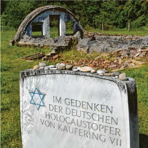  ??  ?? Das ehemalige Konzentrat­ionslager Kaufering VII gehörte zu einem Lagerkompl­ex, der aus elf Einzel-Lagern bestand. Der Verein „Europäisch­e Holocaustg­edenkstätt­e Stiftung“kümmert sich um einen Teil des Areals mit den Tonröhrenb­aracken und den Gedenkstei­nen. Fotos: Leonie Küthmann (2)