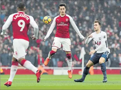  ?? FOTO: AP ?? Özil controla un balón durante el partido en que el Arsenal se impuso claramente al Tottenham