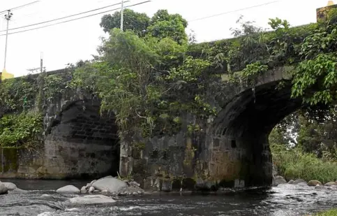  ?? —CONTRIBUTE­D PHOTO ?? 194-year-old Puente de Alitao in Barangay San Isidro Zone III