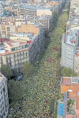  ?? REUTERS ?? Impresiona­nte. Una marea humana cubre el centro barcelonés.