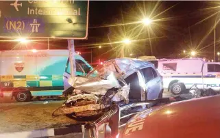  ?? PICTURE: ER24 ?? CRASH: Two robbery suspects were killed when their vehicle collided with a truck on Robert Sobukwe Drive in Bellville South.