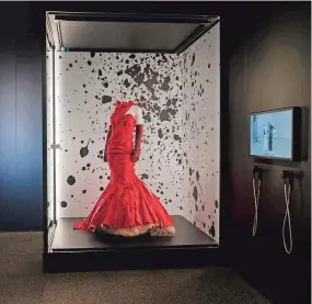  ?? ?? CADA UNA de las exposicion­es contará con 250 objetos expuestos, como el vestido rojo que Emma Stone lució en la película Cruella.credit...hannah Yoon para The New York Times