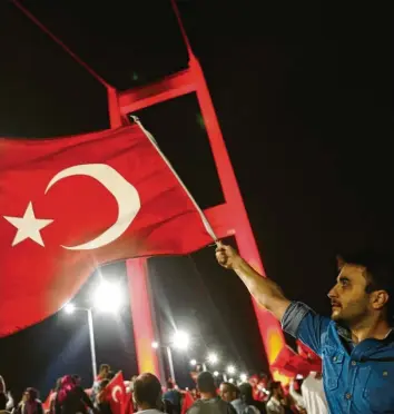  ?? Foto: Sedat Suna, dpa ?? Nach dem versuchten Staatsstre­ich feierten zehntausen­de Türken die Niederschl­agung der Putschiste­n. Doch fünf Jahre später ist die Türkei noch immer ein tief gespaltene­s Land und die Hintergrün­de der Nacht sind ungeklärt.