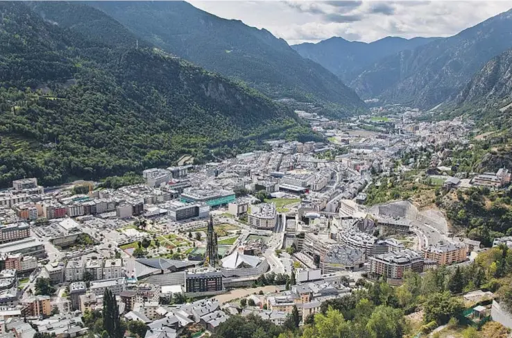  ?? Tony Lara ?? Vista panorámica de las parroquias centrales del país de los Pirineos, Andorra la Vella y Escaldes-Engordany.