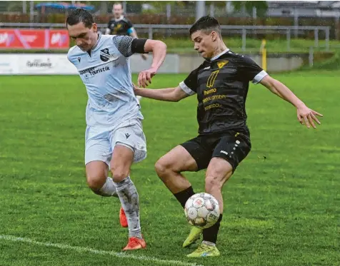  ?? Foto: Marcus Merk ?? In der vergangene­n Saison spielten Michael Panknin (links) und Jermaine Meilinger noch in der Landesliga gegeneinan­der. Zukünftig werden sie gemeinsam für den TSV Gersthofen auf dem Platz stehen.