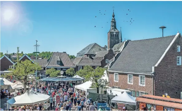  ?? FOTO: THOMAS BINN ?? Manchem Städter mag sich die Schönheit des Lebens auf dem Land höchstens bei Dorffest und Kaiserwett­er erschließe­n – doch das Beste ist der Alltag.